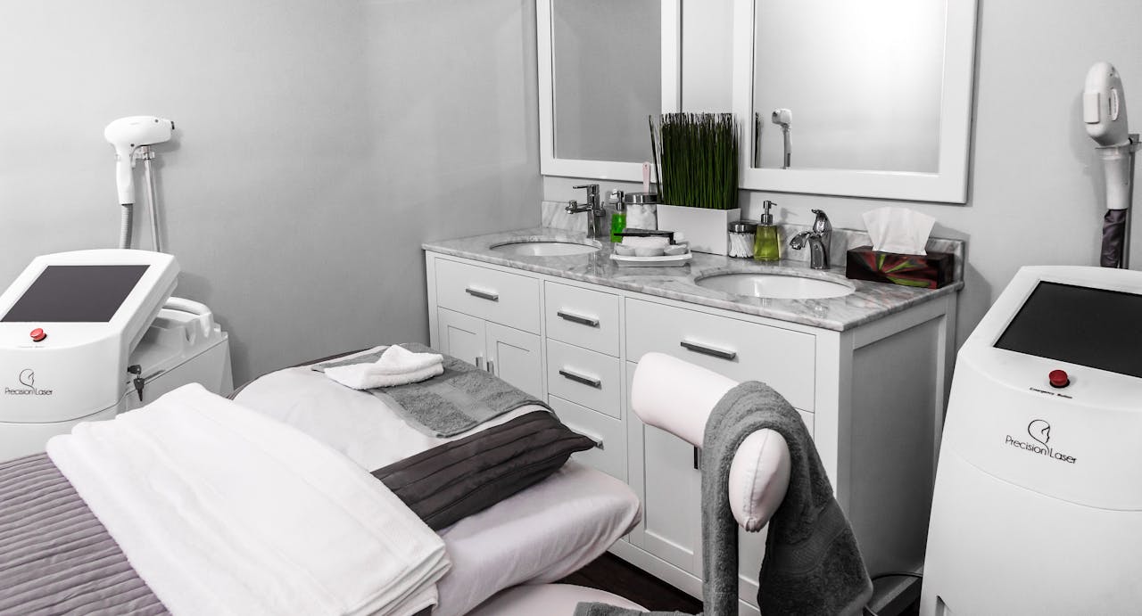 Explore a well-equipped aesthetic clinic room featuring modern spa amenities and equipment.
